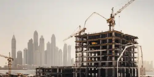 Proyecto de construcción en desarrollo con grúas y torres